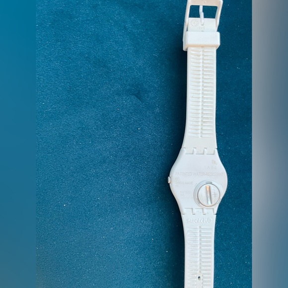 Adorable floral Swatch watch đź‘€ - Picture 4 of 9